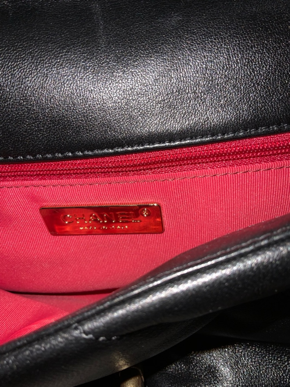Classic CHANEL Bag: A Stylish and Versatile Choice for Elegance - Picture 6 of 9
